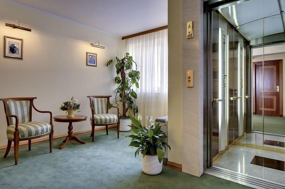 Hotel Laurentum Tucepi Exterior photo