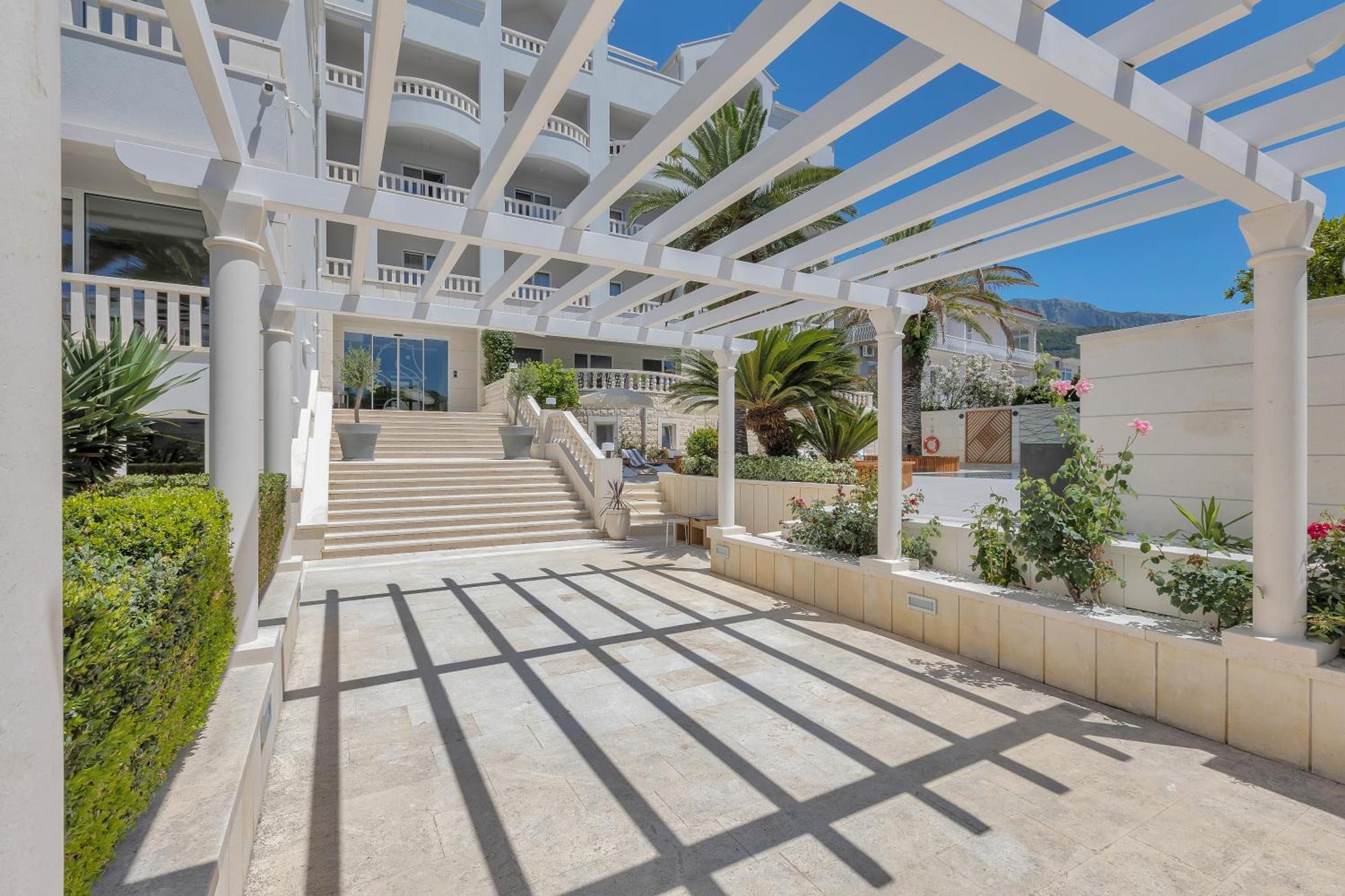 Hotel Laurentum Tucepi Exterior photo